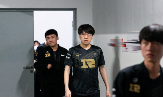 强扳回比分 强扳回比分